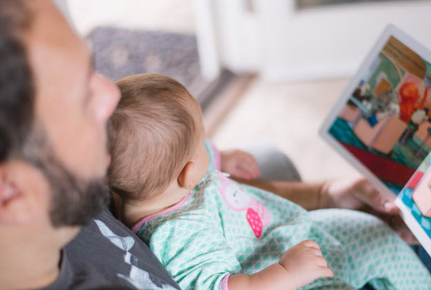 40대 아빠와 아기가 책을 읽는 사진