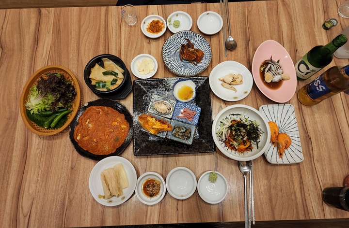 테이블위의 음식들