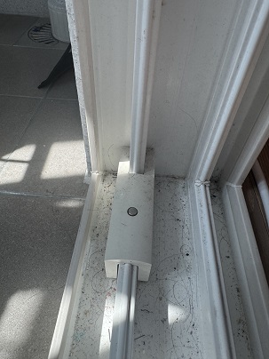 베란다 문 틀에 잔뜩 낀 머리카락들