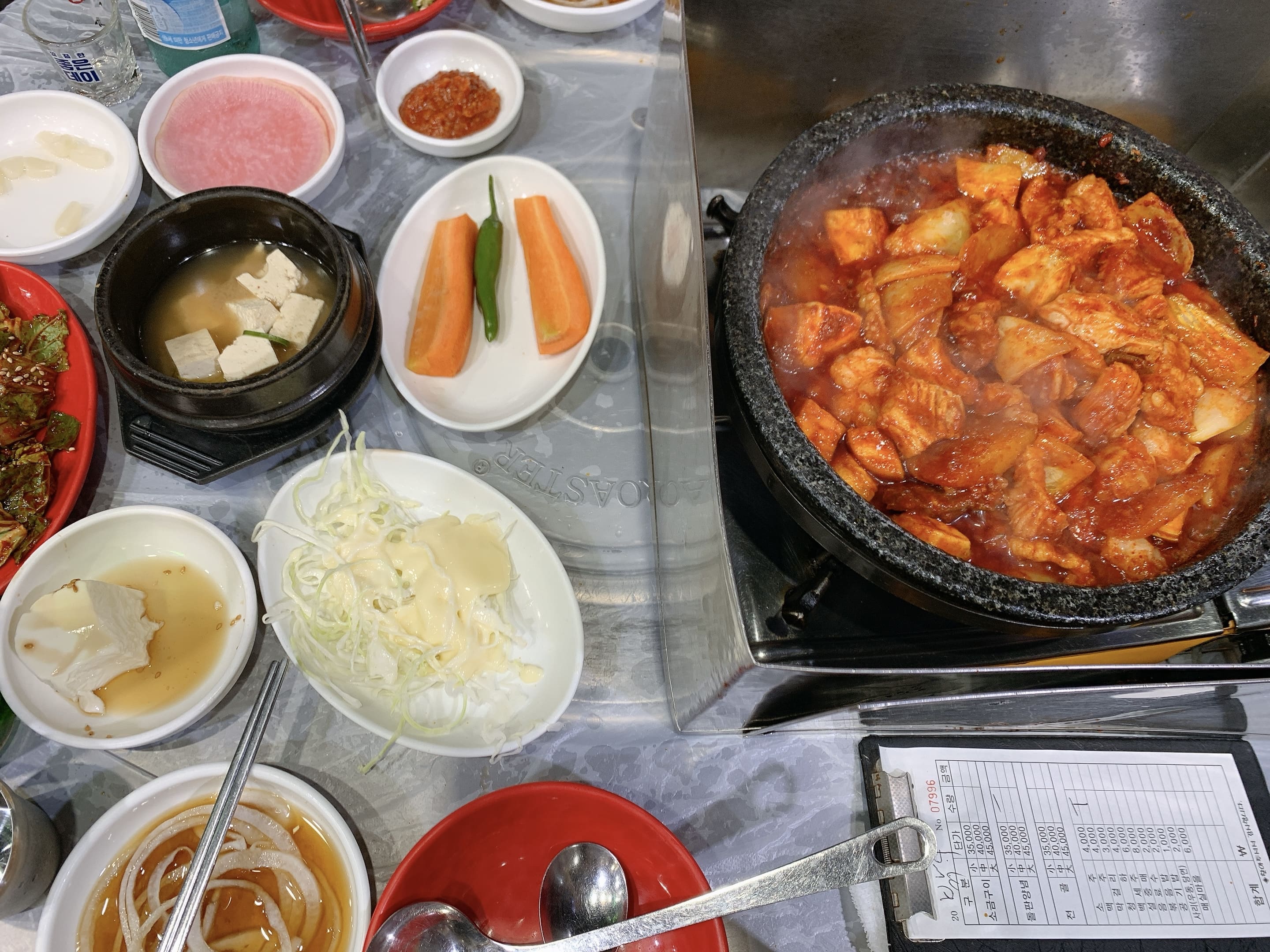 부평양곱창 돌판양념구이 기름 튀지 않게 가림막 세팅
