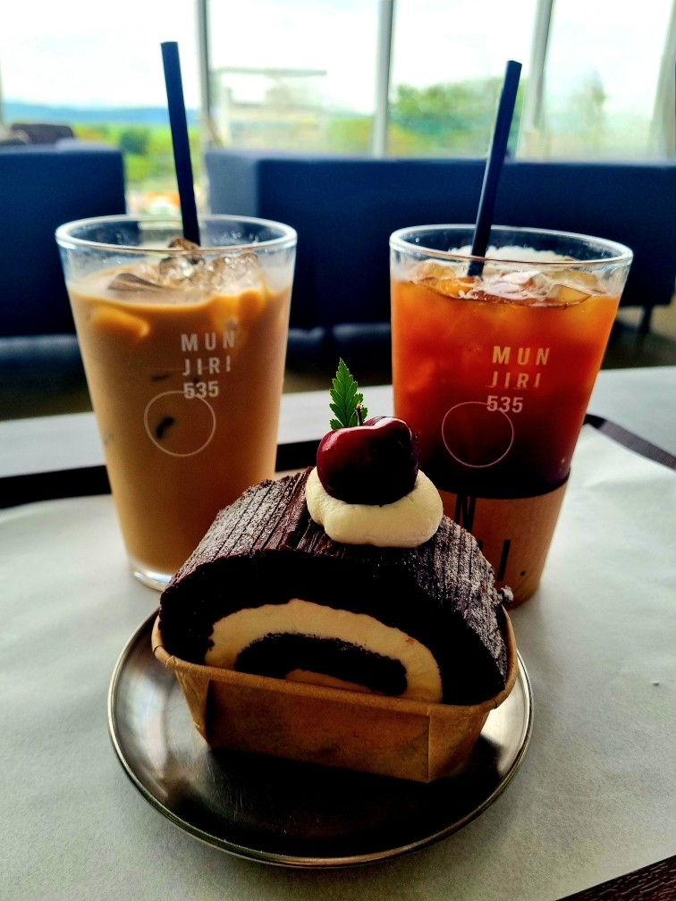 팔방미인 파주 문지리 535 카페 매력 포인트: 드넓은 논밭 뷰와 초록을 담은 실내 식물원 