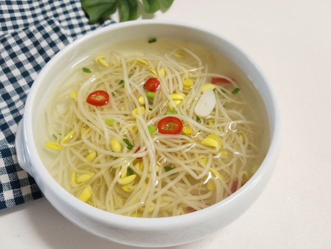 "콩나물냉국: 시원한 국물과 아삭한 콩나물"에 대한 이미지입니다.