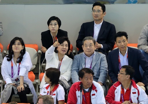 고 이건희 선대회장과 부인 홍라희 전 삼성미술관 리움 관장, 이부진 호텔신라 사장, 이재용 삼성전자 회장 등이 2012년 7월 29일 영국 런던 올림픽파크의 아쿠아틱스 센터에서 열린 2012 런던올림픽 남자 자유형 400m 결승을 지켜보는 모습.