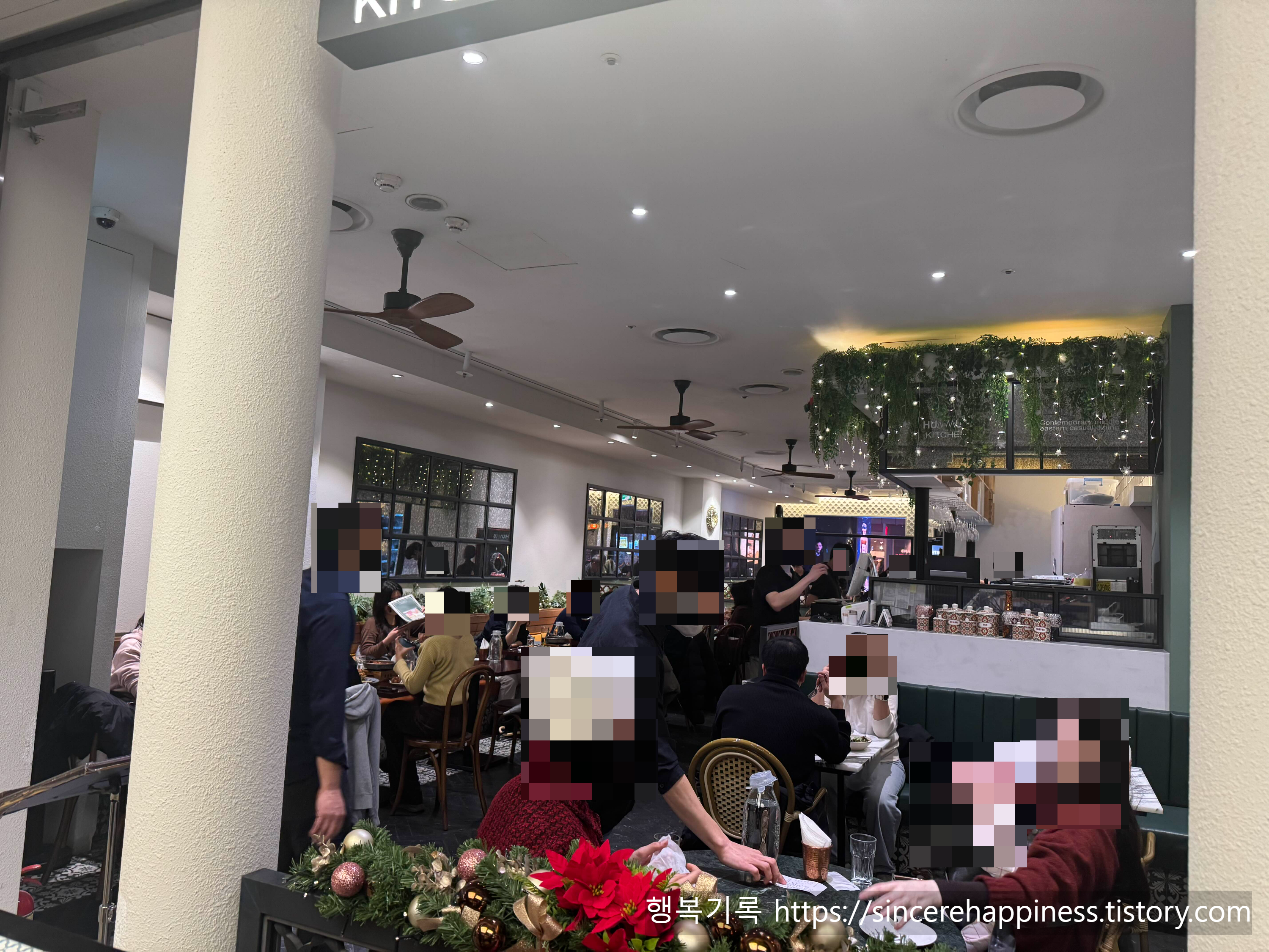 삼성역 하머스키친 이국적인 인테리어와 식사 중인 사람들 모습