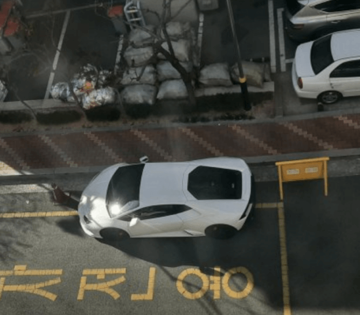 소방차전용-주차공간-람보르기니-주차