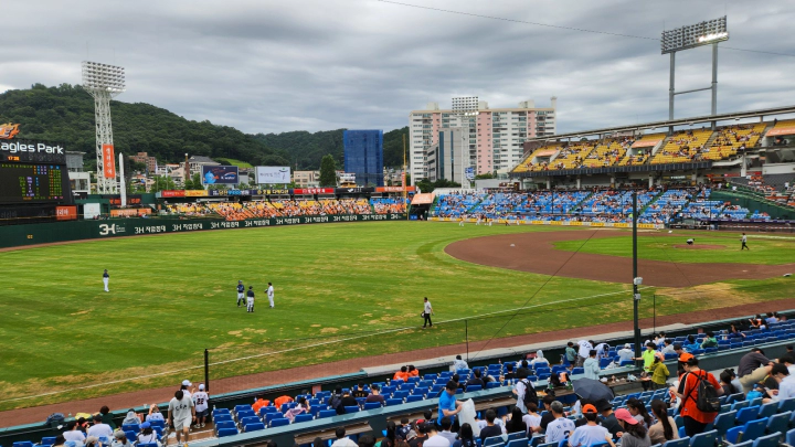대전 한화생명이글스파크 직관. 선수와 팬 사이 거리가 가까운 팬 친화적 구장