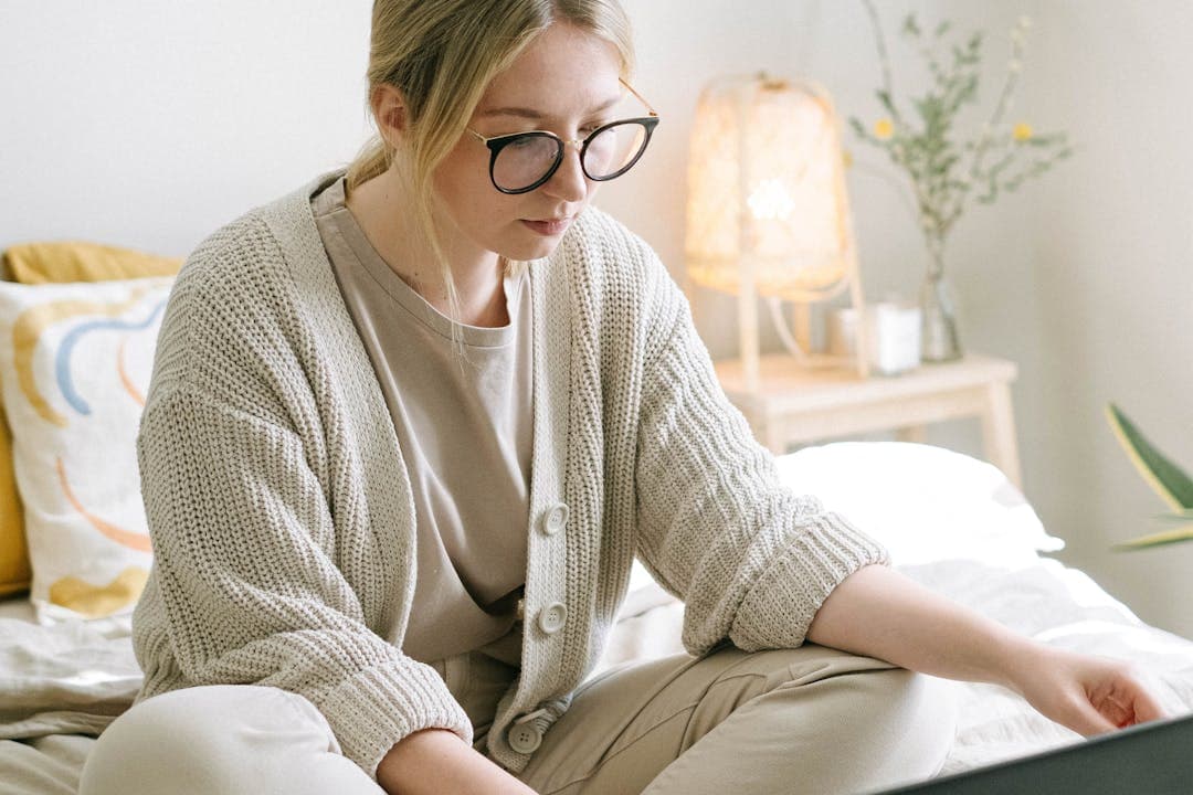 집에서 온라인으로 유심 포맷 신청 중인 젊은 여성