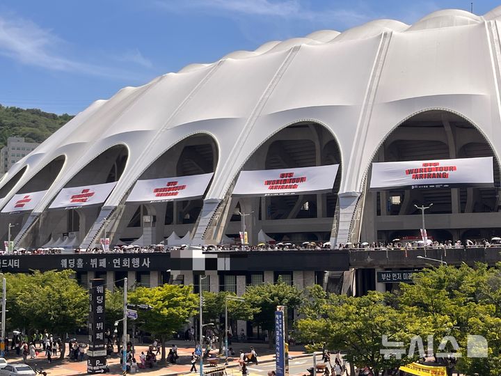 데뷔 13주년과 맞물린 부산 콘서트, 아미와의 특별한 