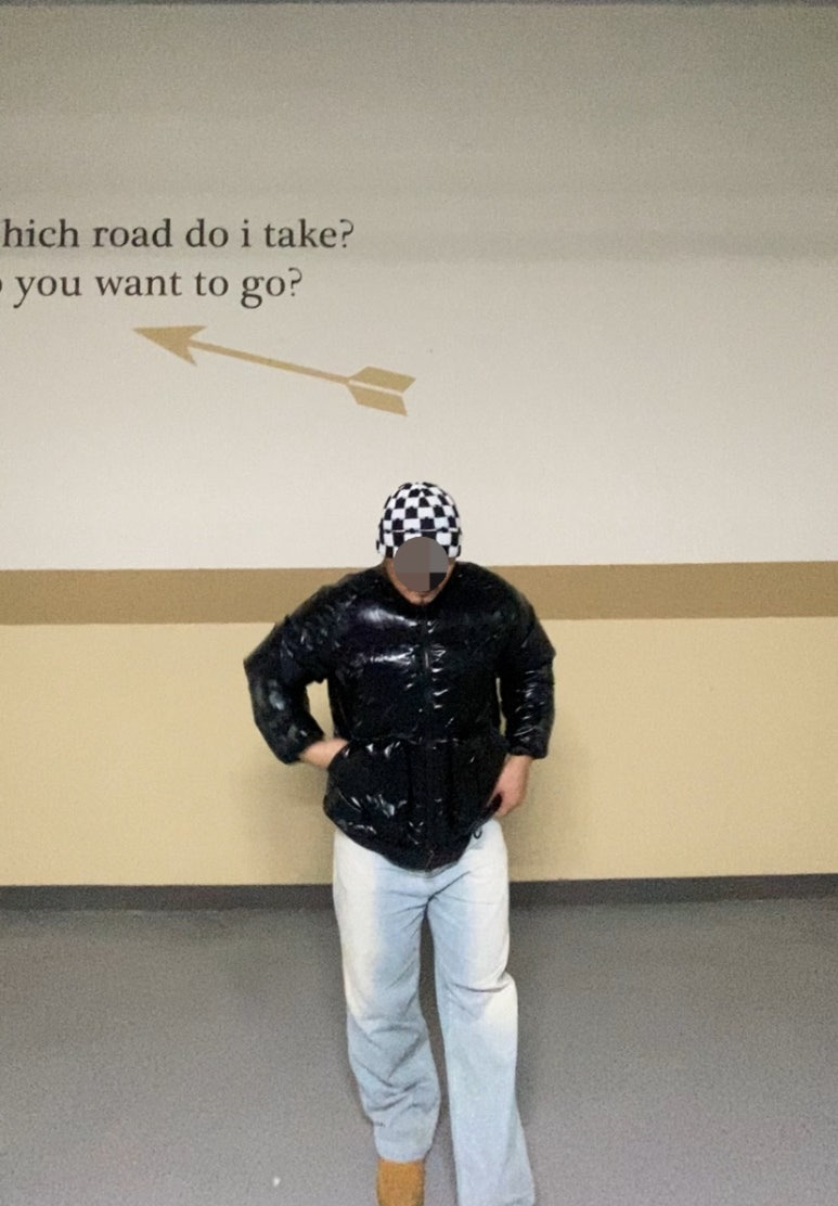 데일리룩('25. 11. 28.)마하그리드 체커보드 니트 비니, 마뗑킴 점퍼 패딩 숏패딩 유광패딩 유광점퍼 숏점퍼, 에러스익셉티드 와이드 연청 데님팬츠, 호킨스 스웨이드 첼시부츠