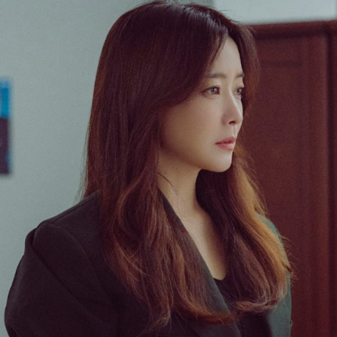 김희선-검은색-정장입고-우수에-찬-모습