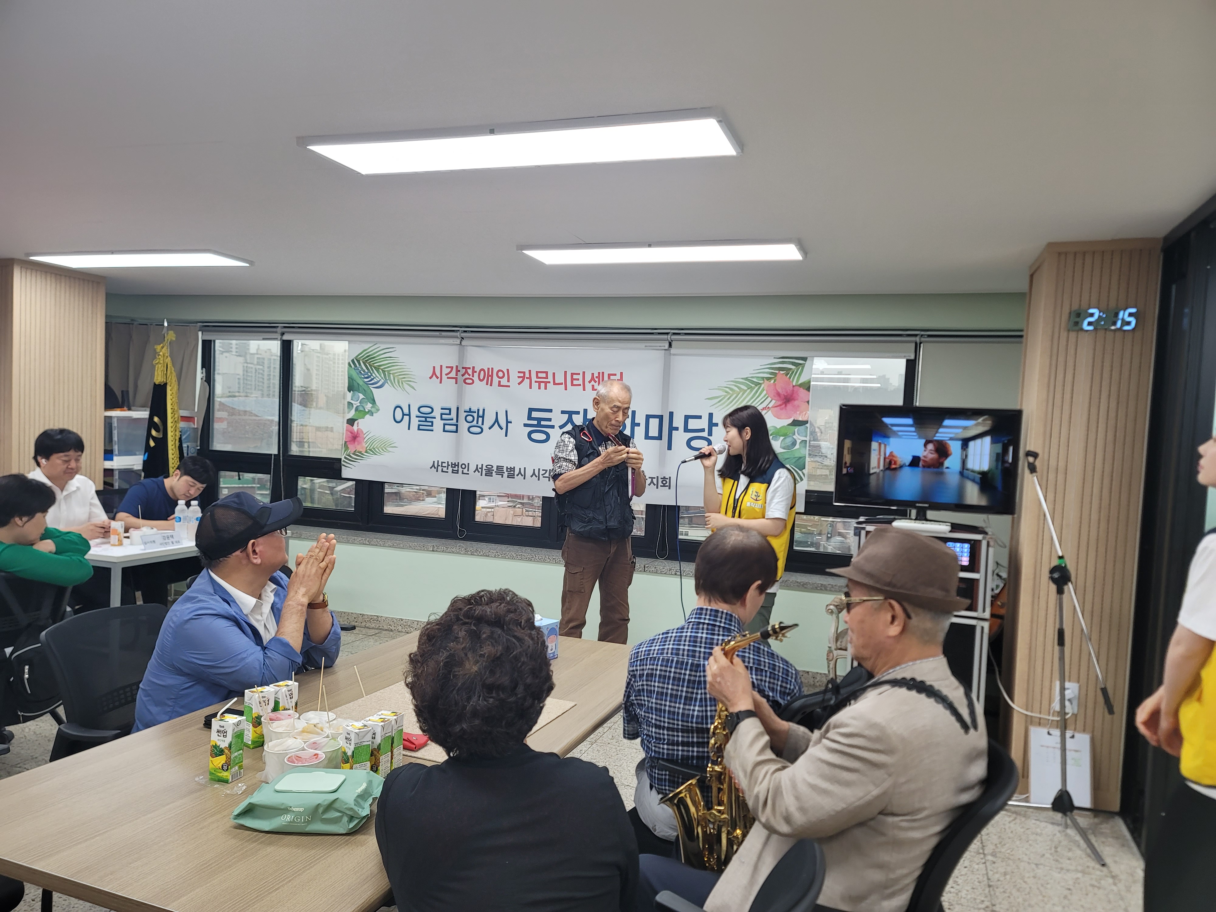 장기자랑에 지원한 이근호 지회원이 자기소개를 하고있다.
종목: 연주, 하모니카 메들리.