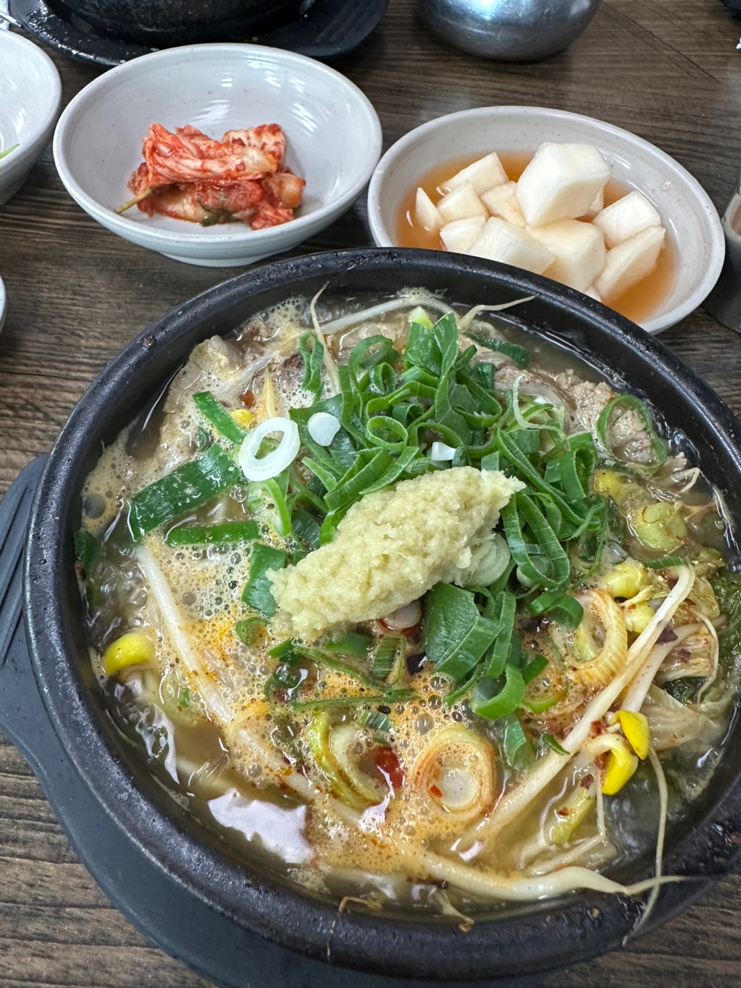 다진 마늘과 파가 듬뿍 올라간 은희네 소고기해장국