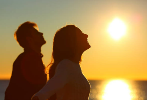 사진 : istock - 따뜻한 자연광 자연속 가족 친구와 함께