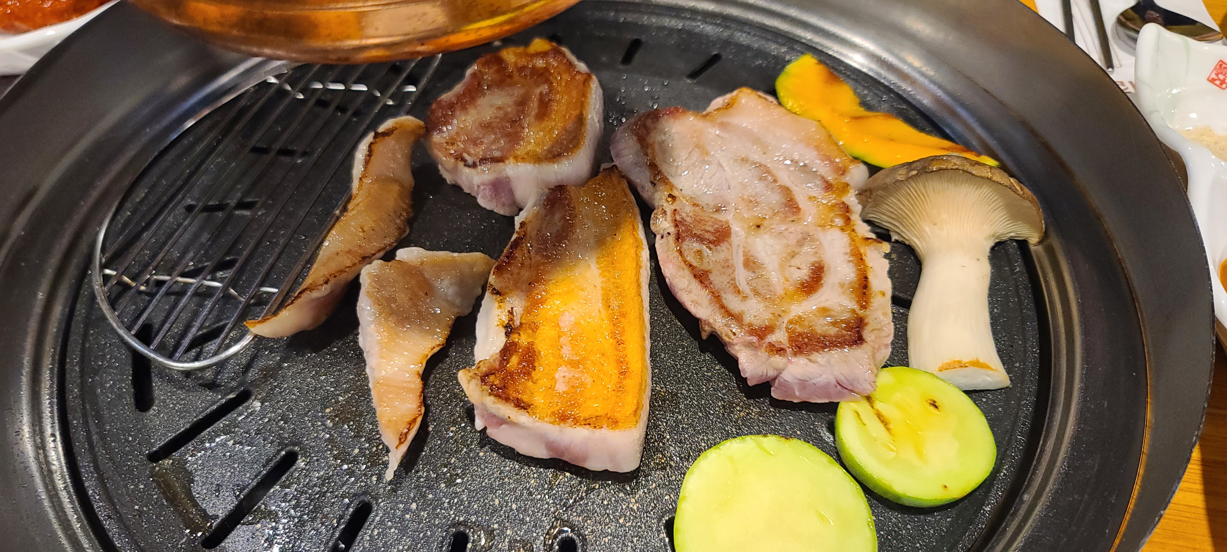 상대원맛집 윤지네고기에반하다 삼겹살 목살 항정살 한돈반반 굽기