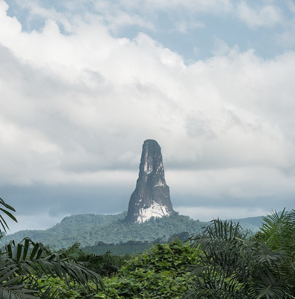 피코 캉 그란데는 상투메 프린시페의 랜드마크인 바늘 모양의 화산 플러그 봉우리입니다