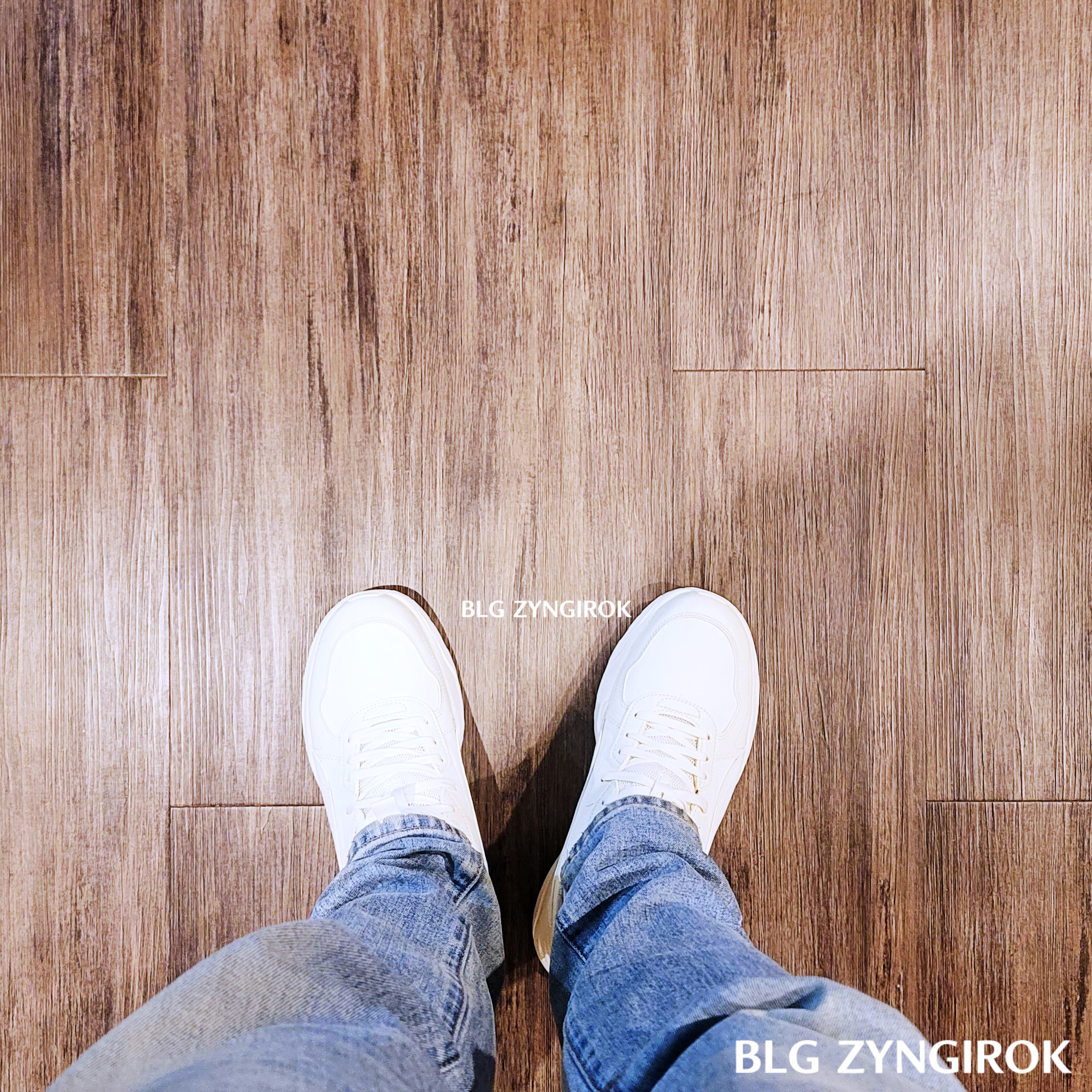 퓨마-트리니티-라이트-SL을-착용한-모습이다.