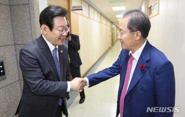 이 대통령·홍준표 막걸리 회동, MB 예우 복원과 TK 신공항 지원 요청… 정계 개편의 신호탄인가?