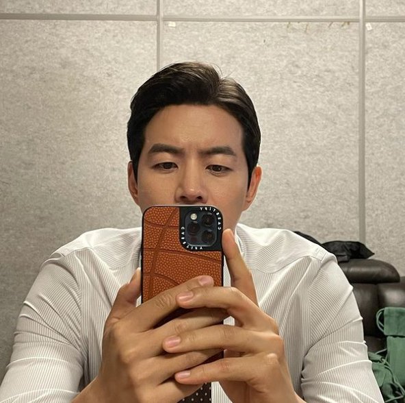 이상윤-거울-셀카