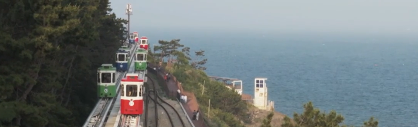 감성적인 디자인의 해운대 해변열차 외관