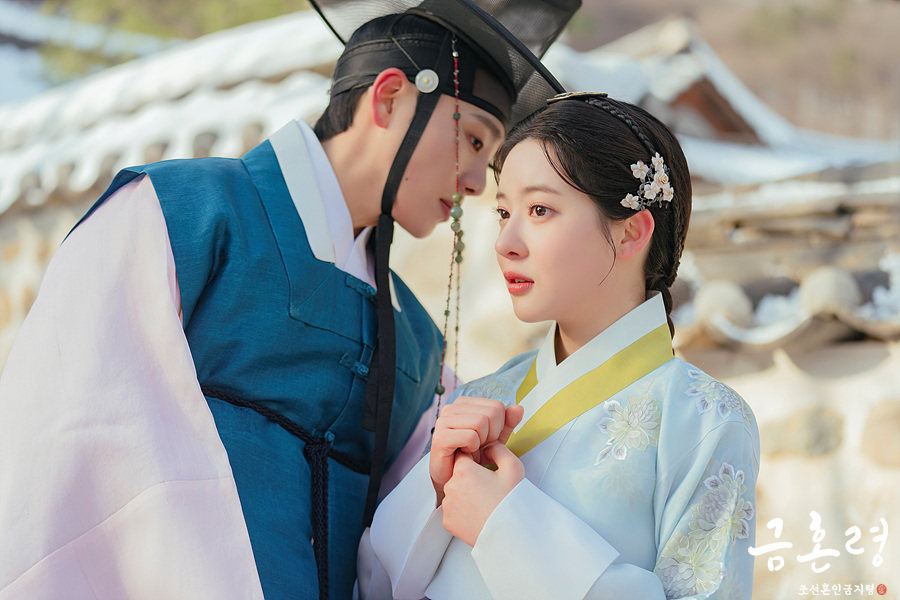 신원과 화윤이 함께한 공식 현장사진