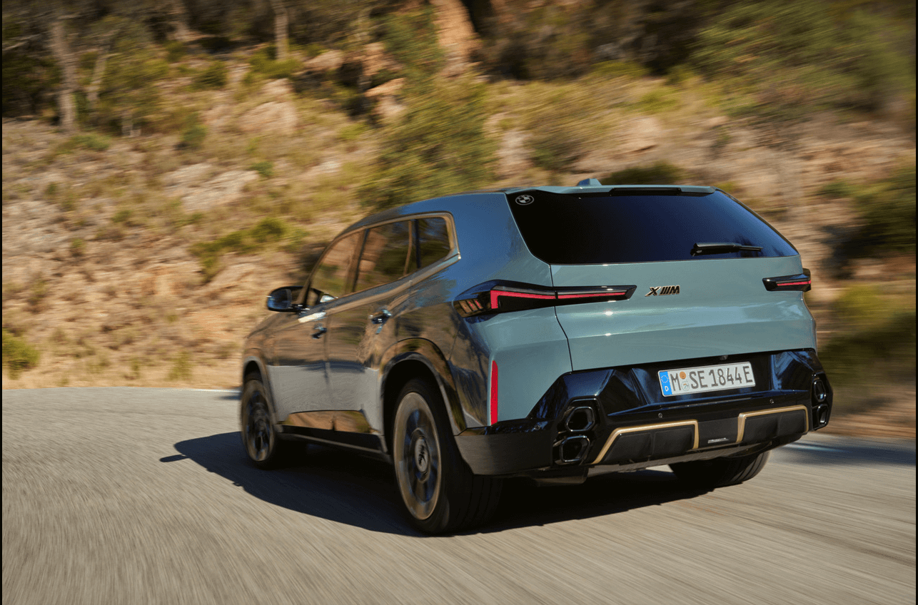 2023 BMW XM 후면 - 갈고리형태 테일램프, 쿼드 머플러 배치