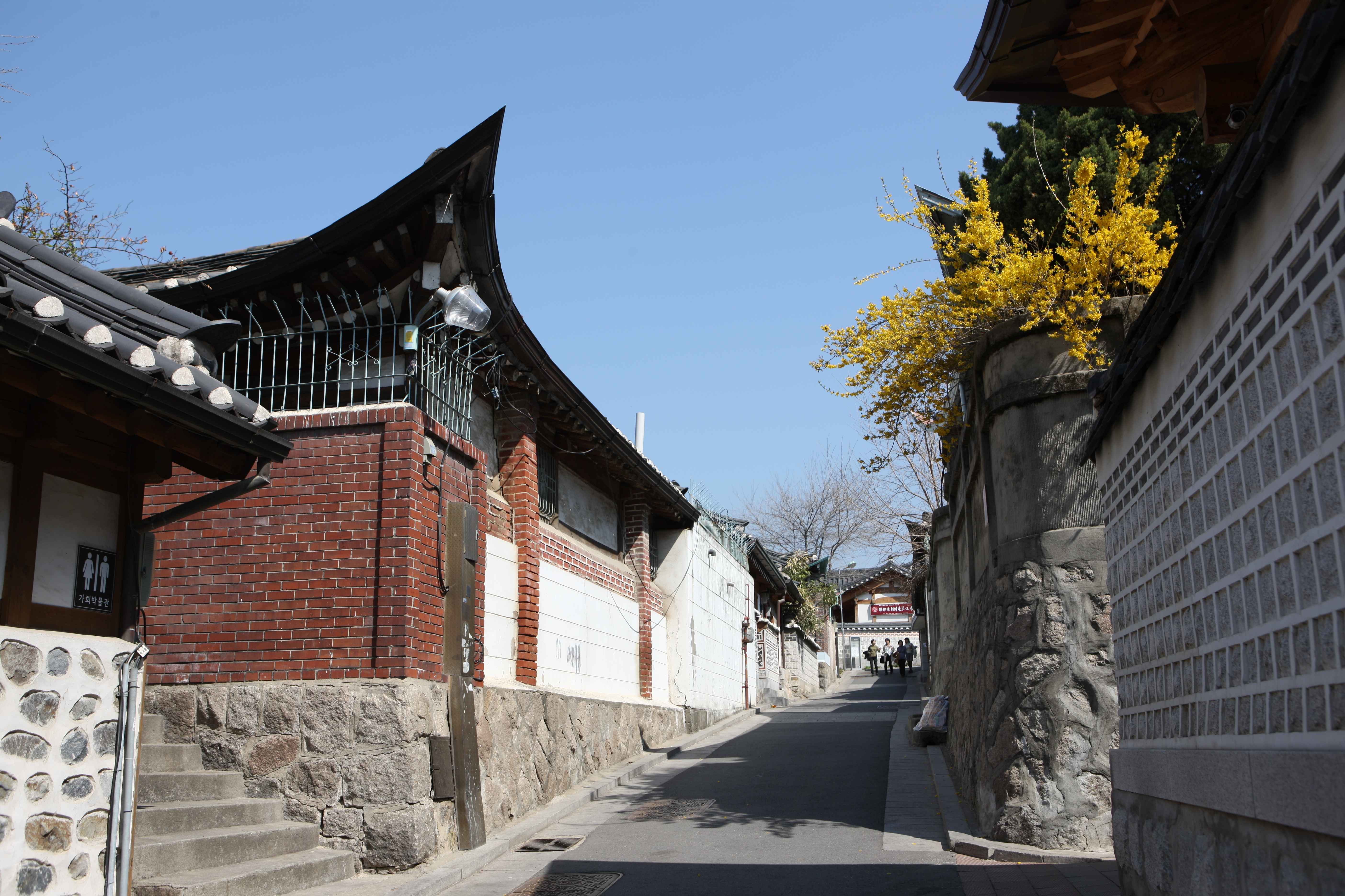 한옥의 고풍스러운 멋과 돌담의 매력