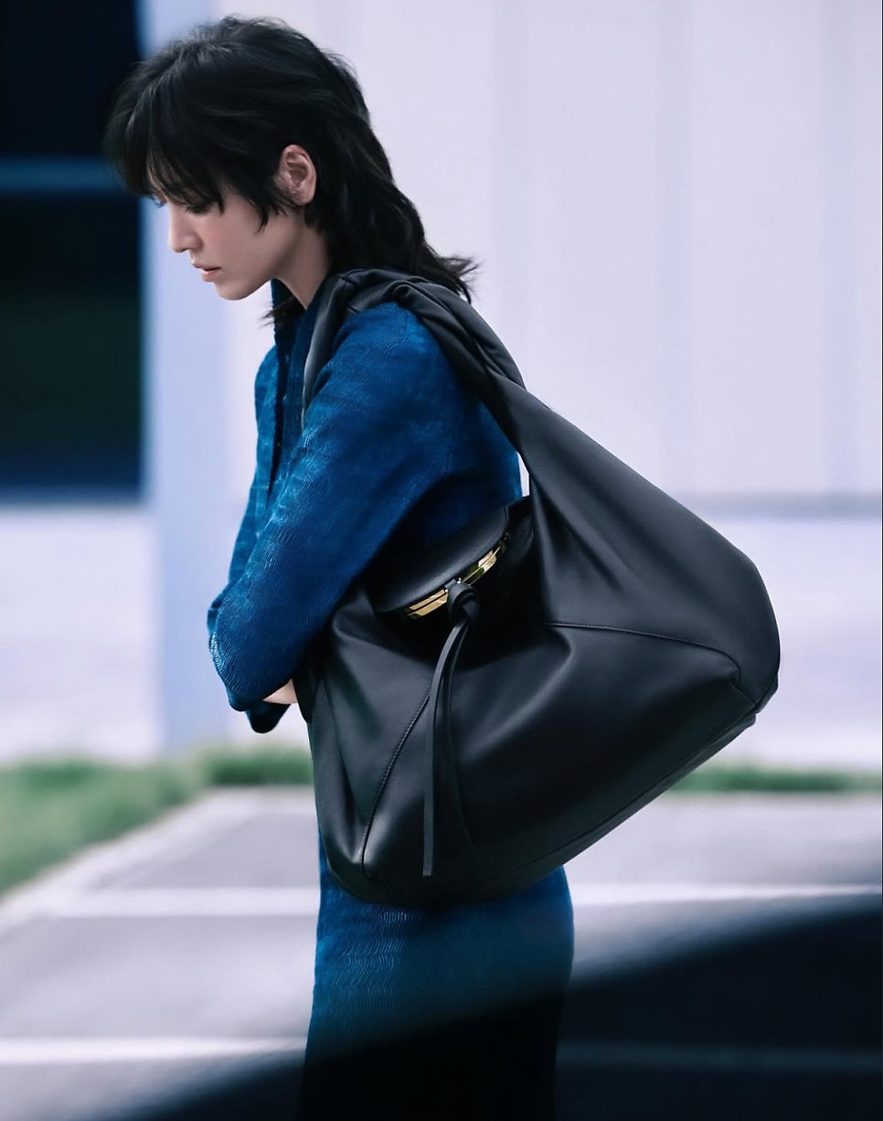 송혜교&amp;#44; 펜디 신상 스파이백으로 완성한 테토녀 스타일
