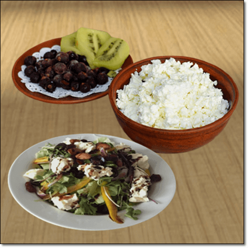 리보플라빈이 풍부한 치즈와 과일 샐러드