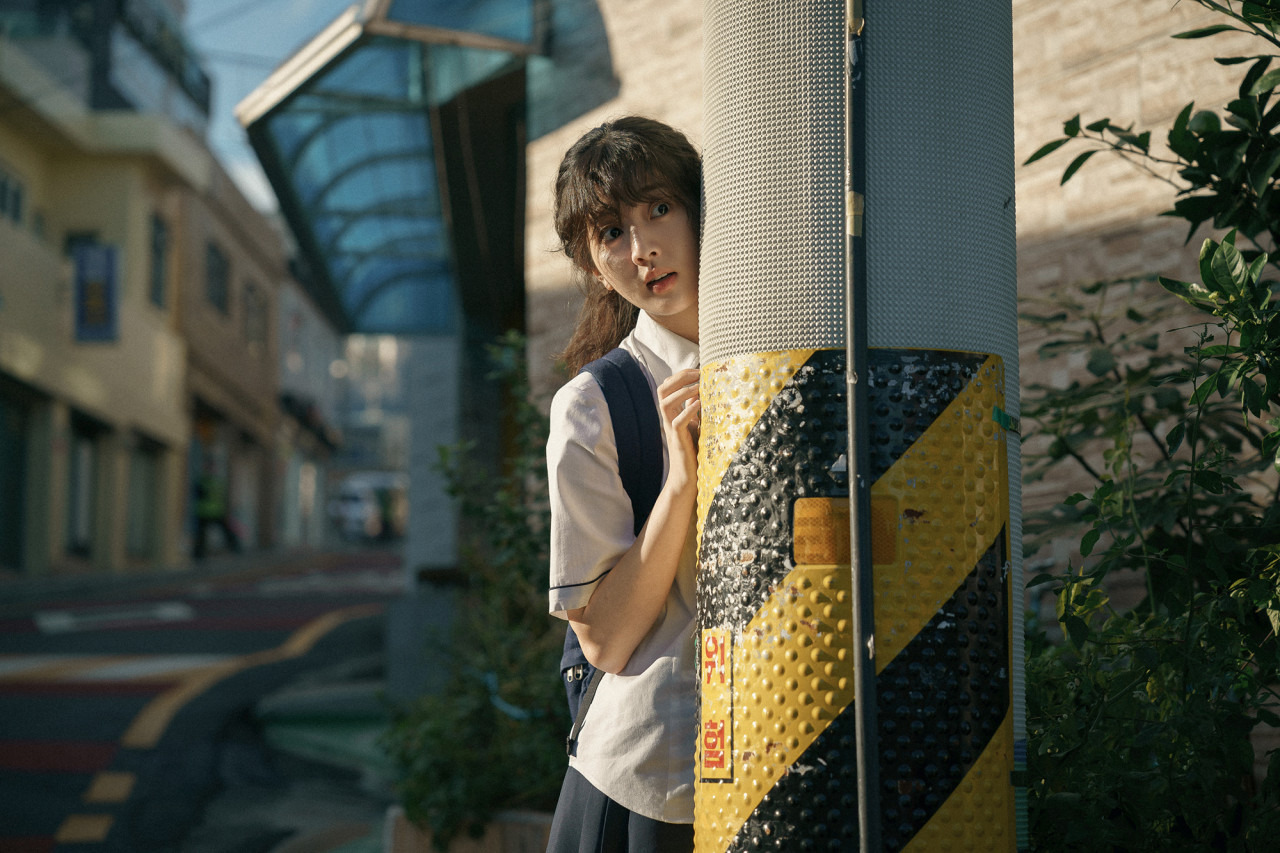 전봇대 뒤에 숨어있는 신은수 배우님