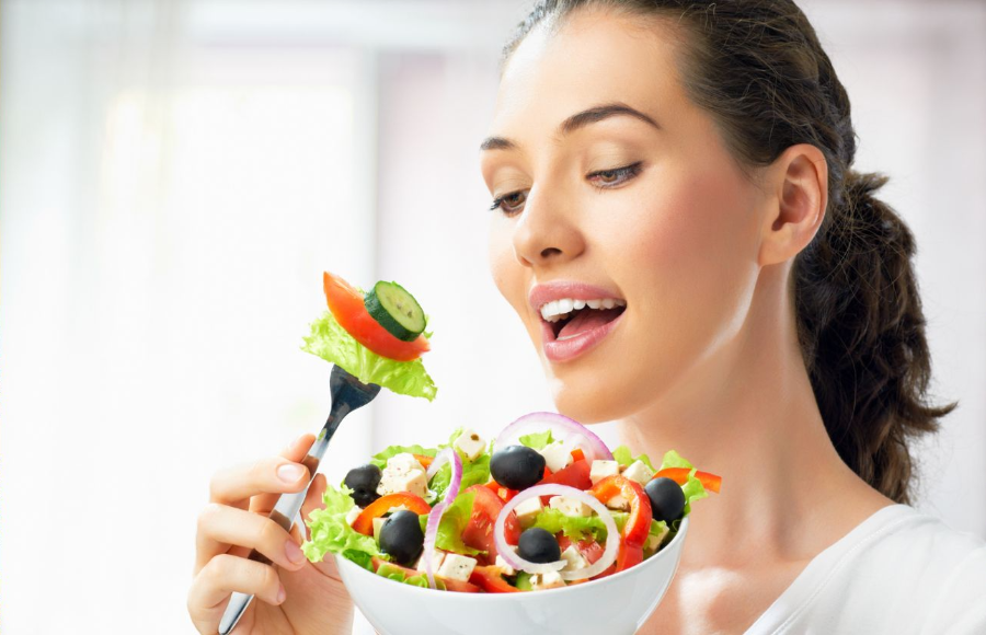 천천히, 음식의 맛과 질감에 집중하며 먹고, 배부름 신호를 주의 깊게 듣습니다.