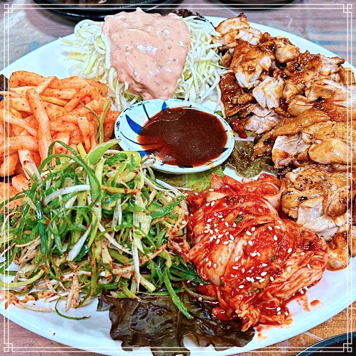 MBN 생생정보 마당 강원 춘천 맛과 영양 최고, 한방 닭보쌈 맛집
