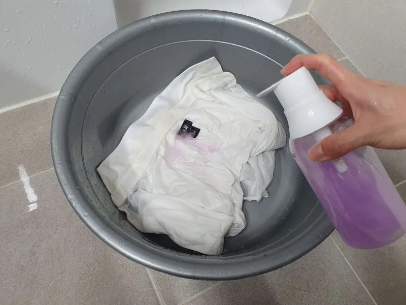 세척액에 셔츠를 넣고 20분 대기 후 울샴푸를 넣어 헹궈주자 3