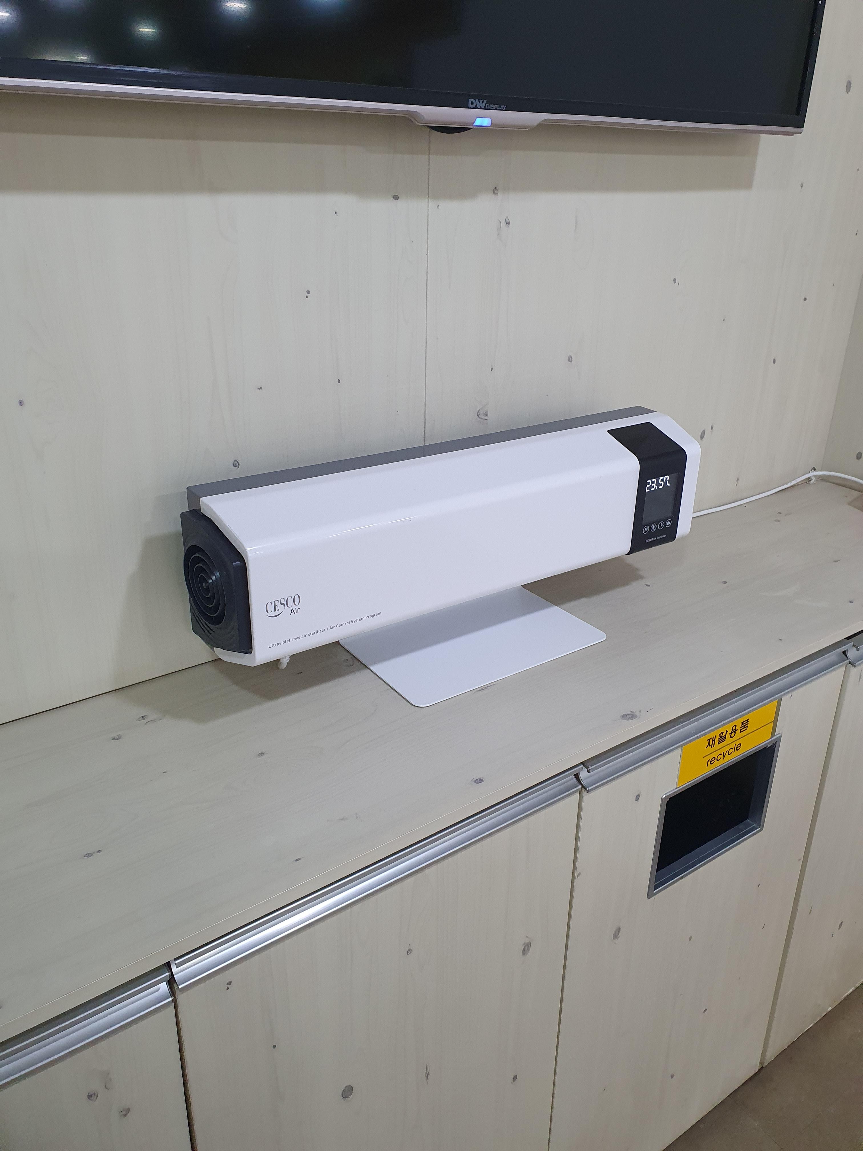 지하1층 안내데스크쪽에 설치된 바이러스 닥터 공기 청정기
