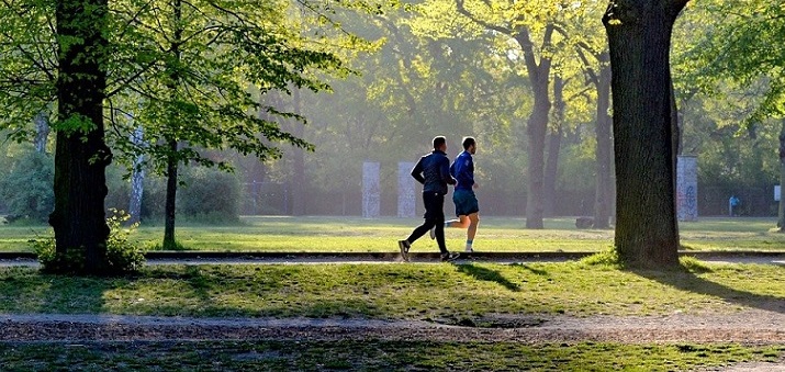 공원에서 뛰고있는 두남자