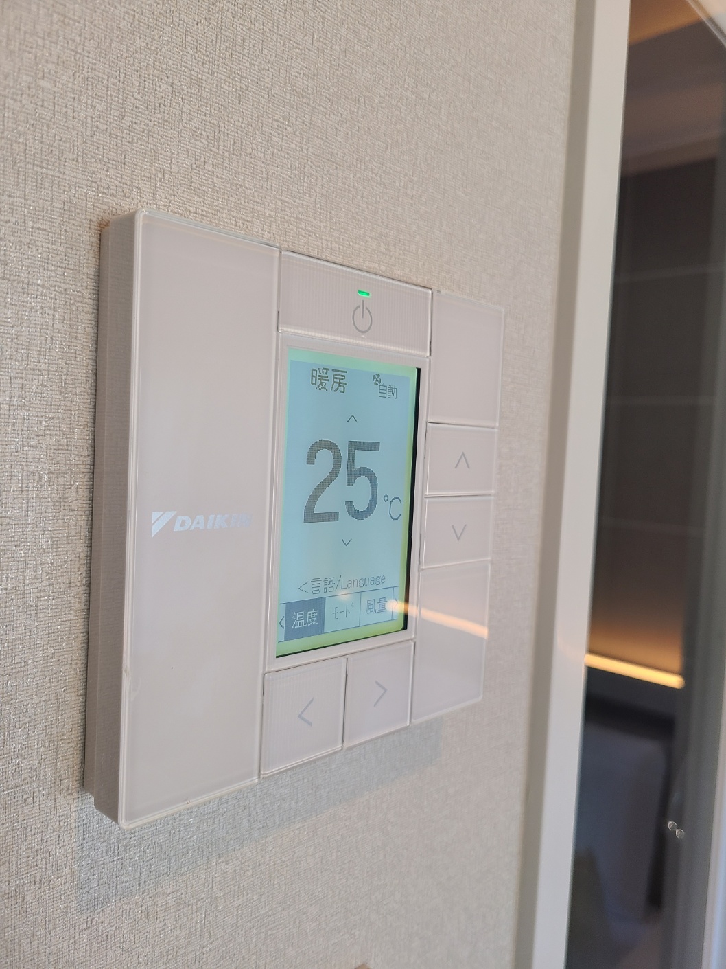 에어컨 컨트롤러와 공기 청정기의 모습