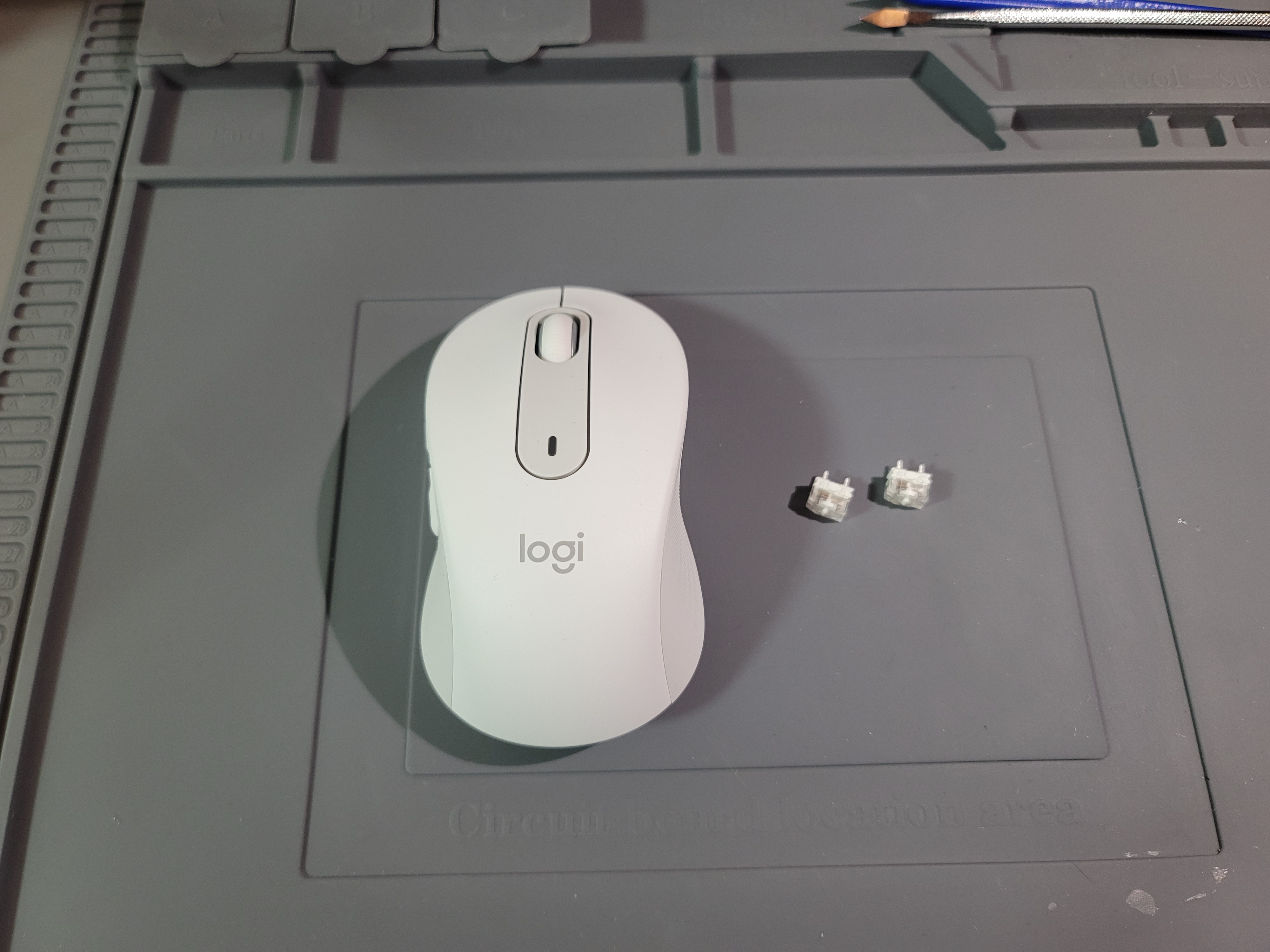 로지텍 M650 마우스 본체와 저소음 고내구 스위치 준비 상태