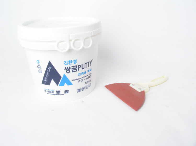 마감용퍼티와 고무헤라사진