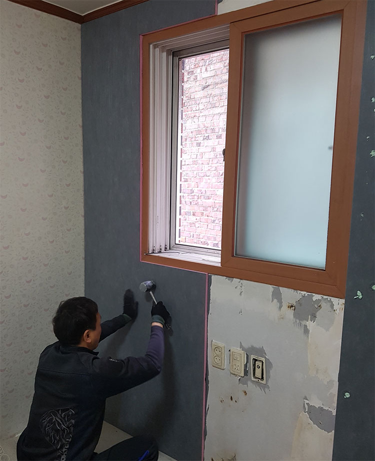 이보드시공-고무망치-두드리기