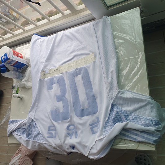 축구 유니폼 마킹 제거 - 마킹이 붙어있는 경우 마스킹 테이프 부착