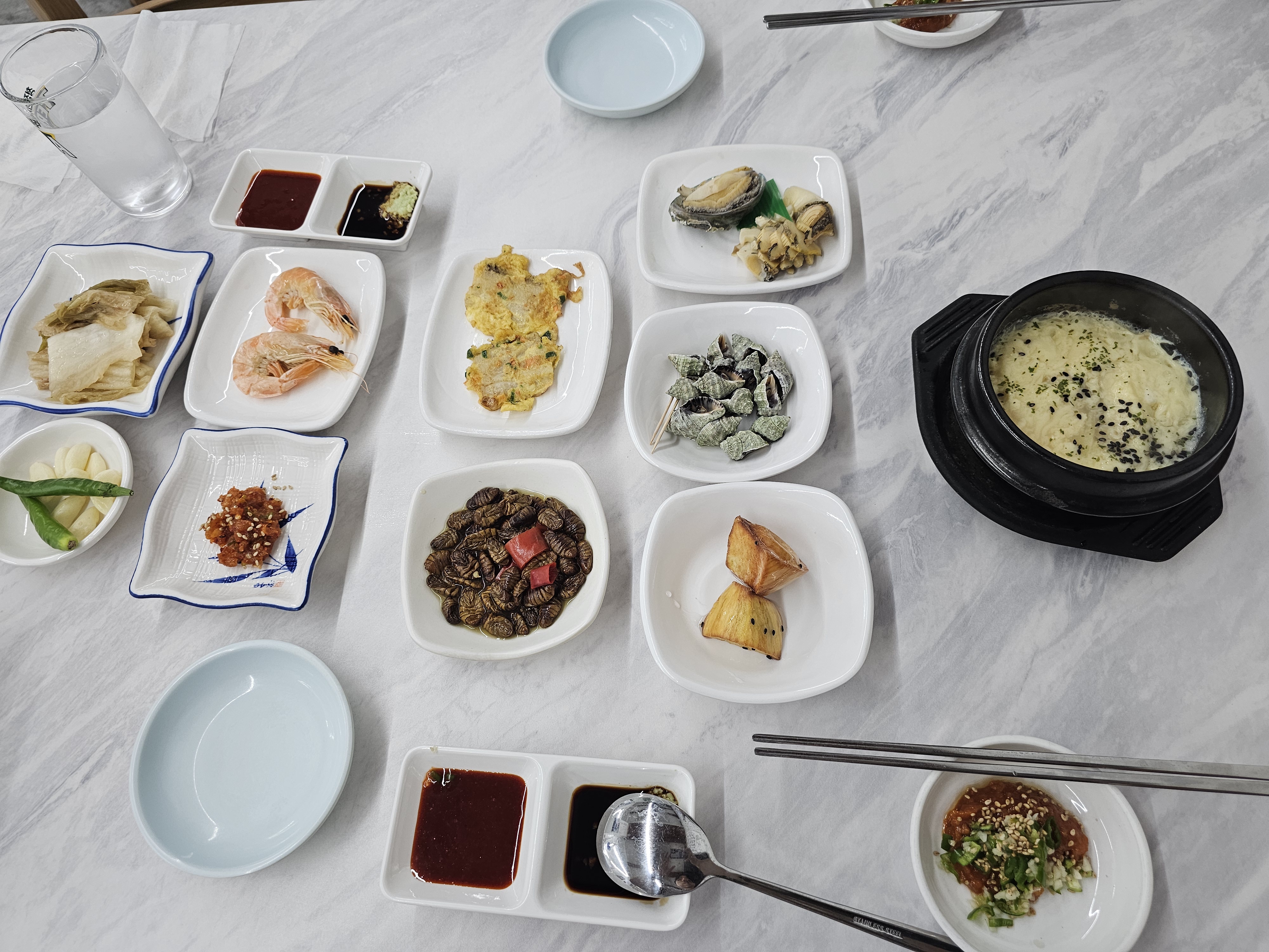 부산 대신동 옹녀갈치 기본 반찬, 무생채와 새우튀김 등 다양한 찬