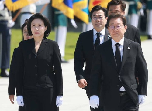 현충원 참배를 시작으로 국정을 수행하는 이재명 대통령