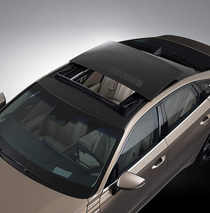 기아 K8 썬루프를 열어놓은 상태에서 위에서 찍은 외관