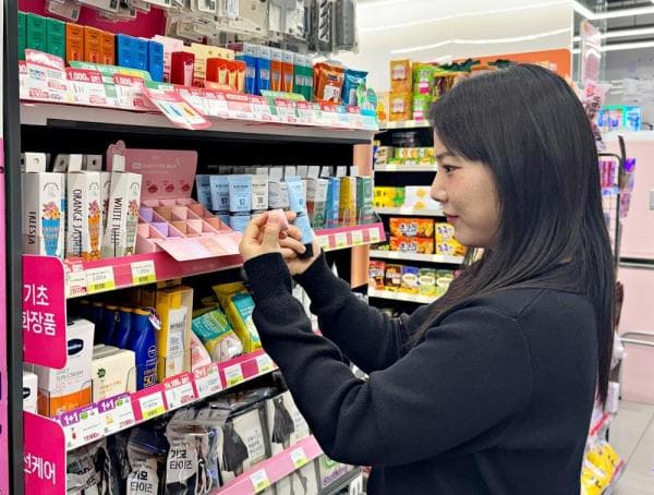 화장품을 진열대에서 고르는 여자
