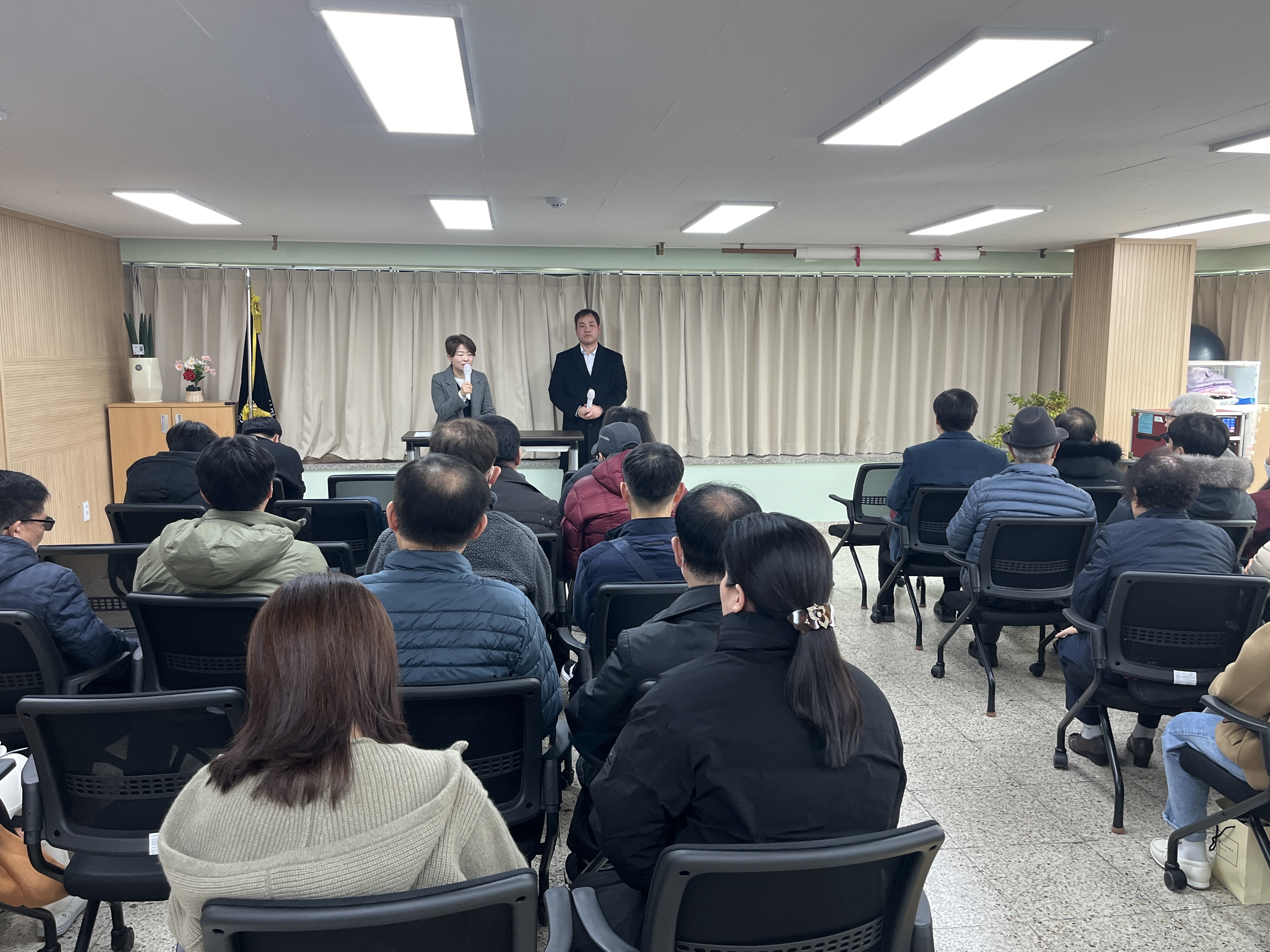 이미지설명: 지회원들에게 지회 사업결과 및 계획을 보고중인 사무국장과 지회장의 모습