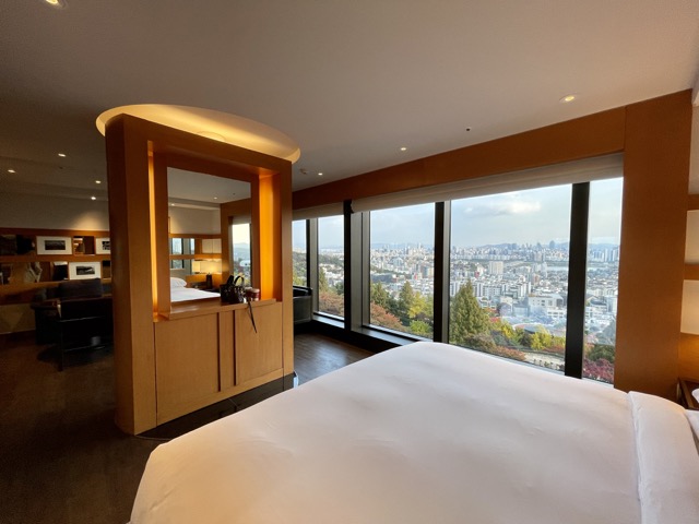 그랜드하얏트호텔-그랜드스위트킹-객실내부는-일반객실-크기의-두배정도가-된다