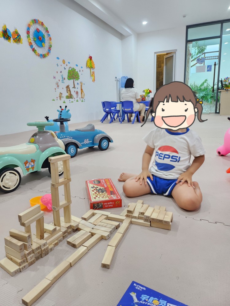 키즈클럽에서 놀고 있는 아이