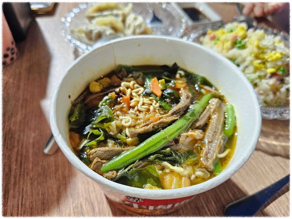 24. 9. 2 이탈리아 살레르노 역 앞 가게에서 간단한 저녁식사 중, 컵라면과 볶음밥, 만두