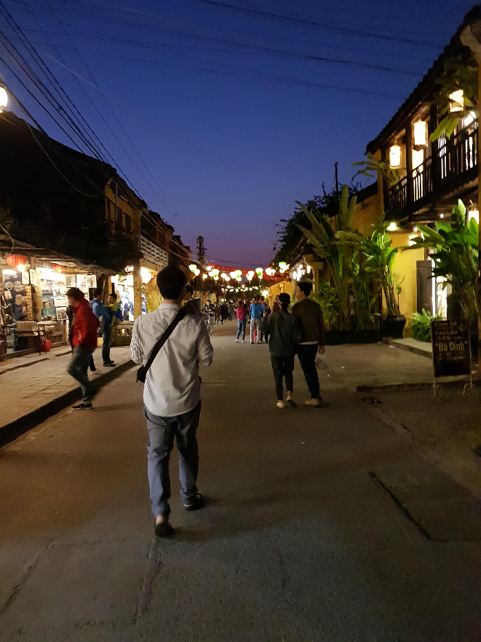 베트남 다낭 호이안 야시장 등불 많아지는사람들 이국적인모습의건물 호이안야시장길거리