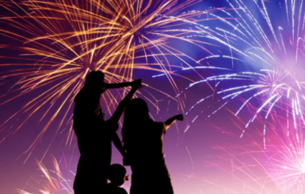 불꽃이 터지는 것을 바라보는 사람들