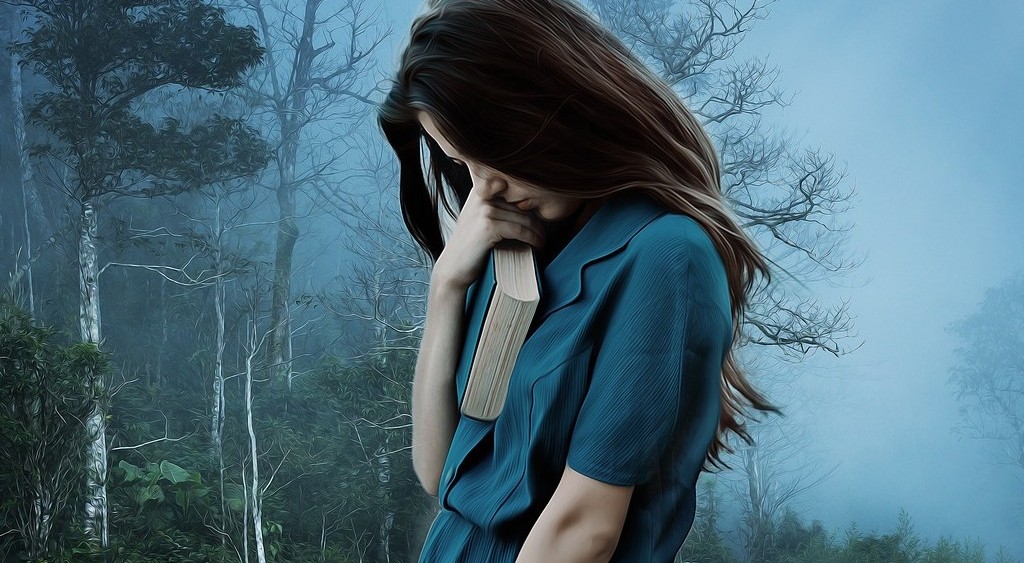 우울해 보이는 여자가 서 있는 이미지